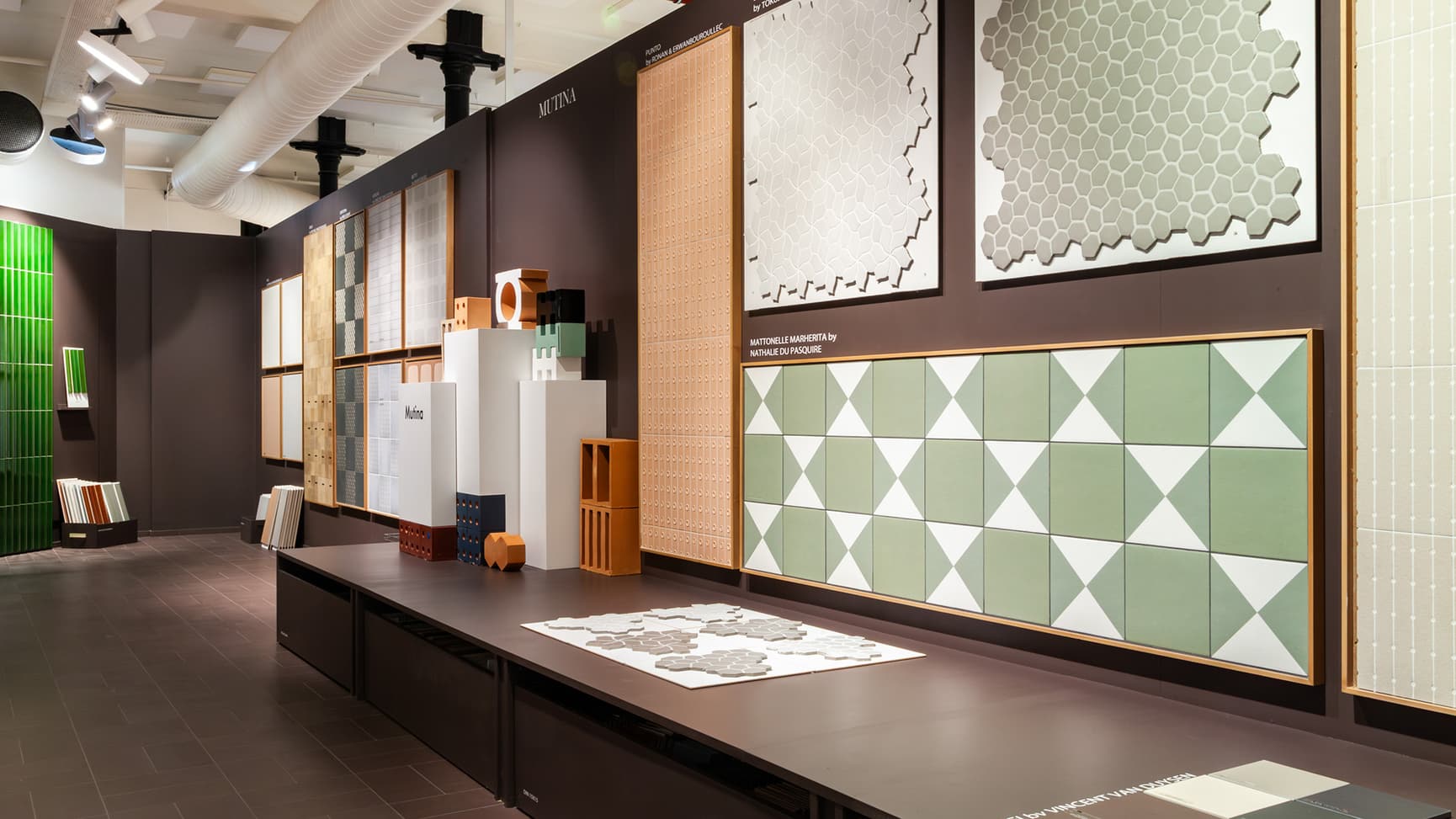 Utstilling i showroom for flis, med fliser fra annerkjent italiensk produsent.