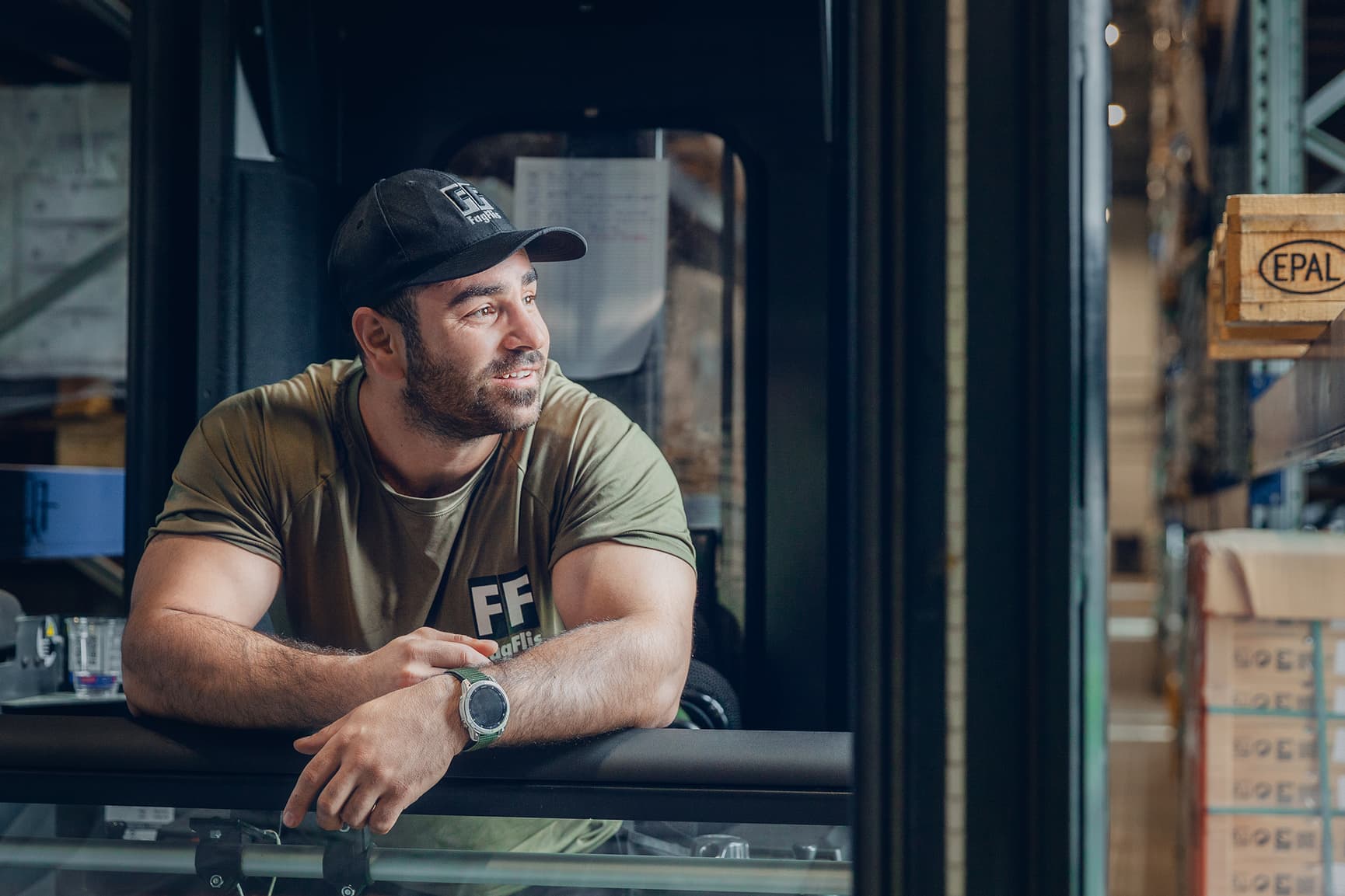 Bilde av en lageransatt som er avslappet på en truck
