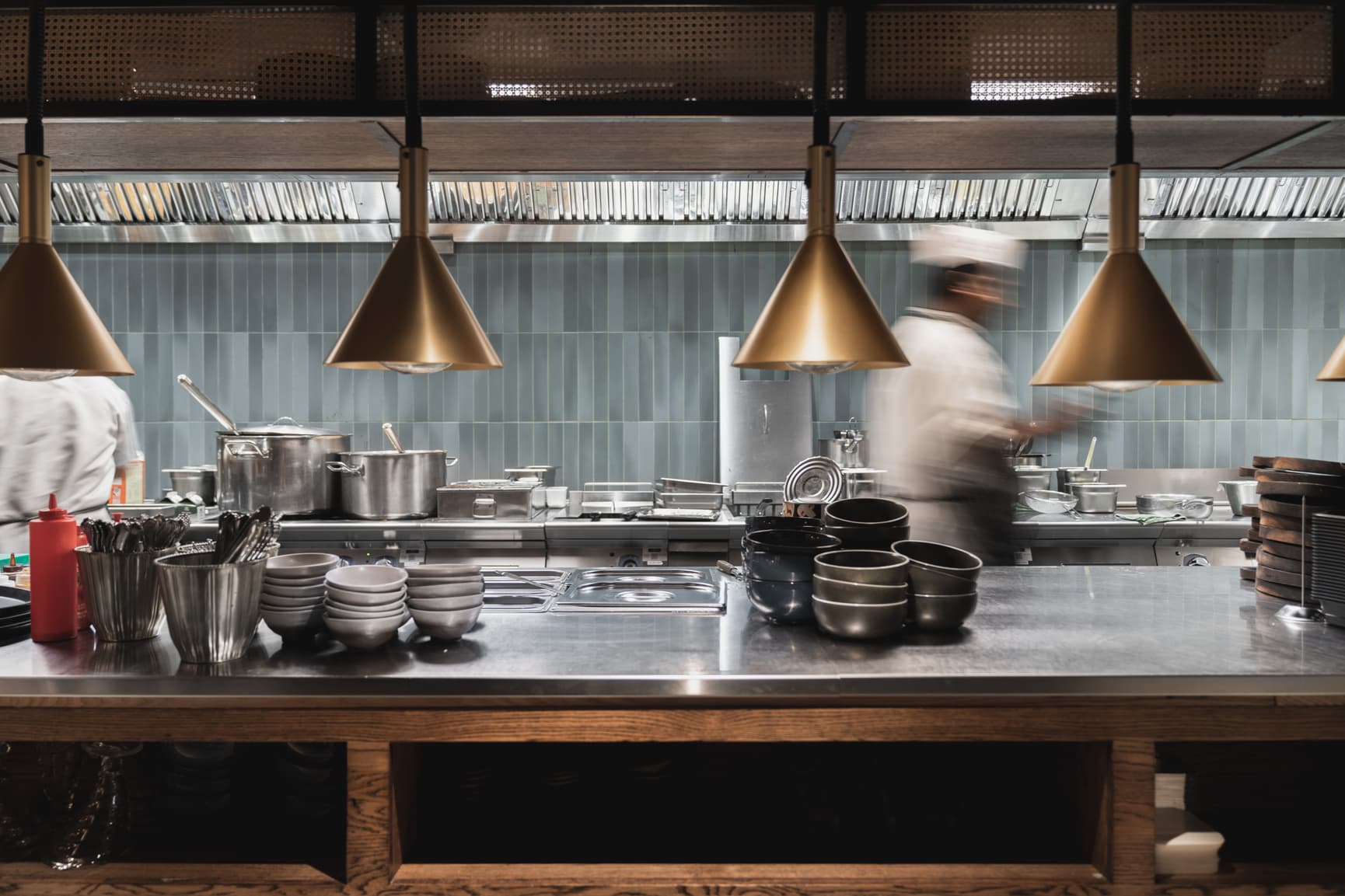 Stemningsbilde fra et travelt åpent kjøkken i restaurant