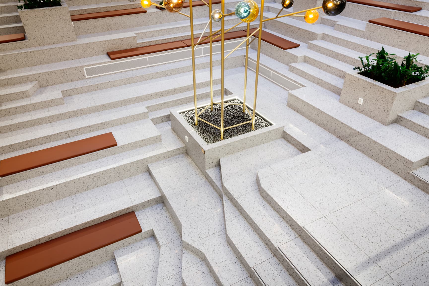 Spesialdesignnet trapp med sittesoner, konstruert i terrazzo