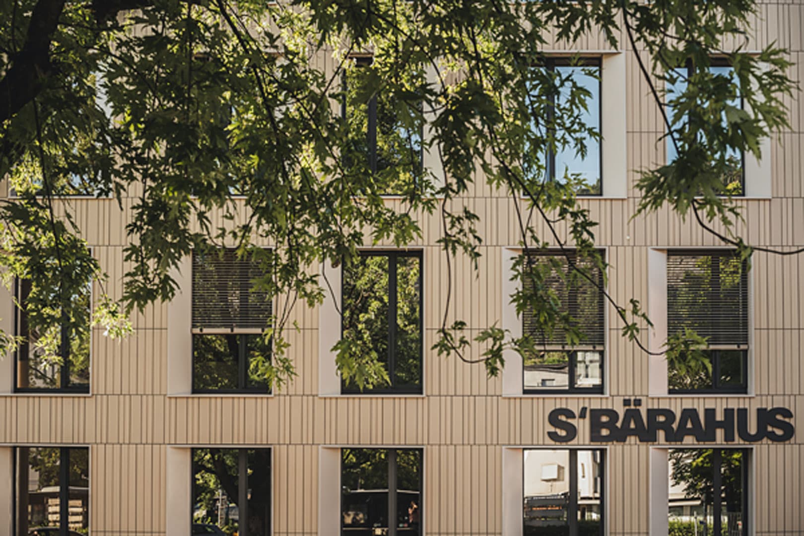 Flislagt fasade med beige fliser fra Tonality