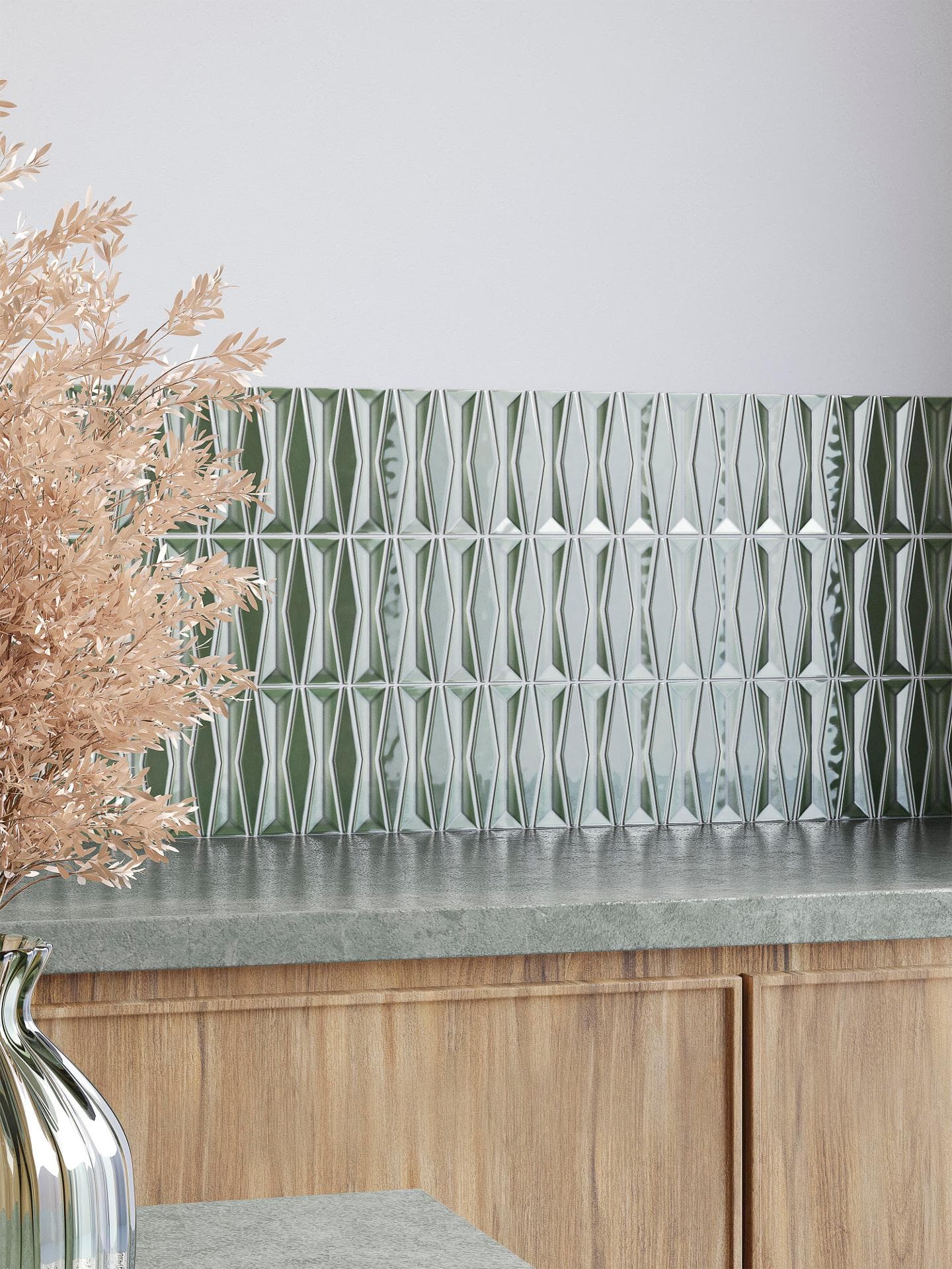 Detaljbilde av backsplash over kjøkkenbenk med klassiske fliser. Kjøkkenfronter i eik.