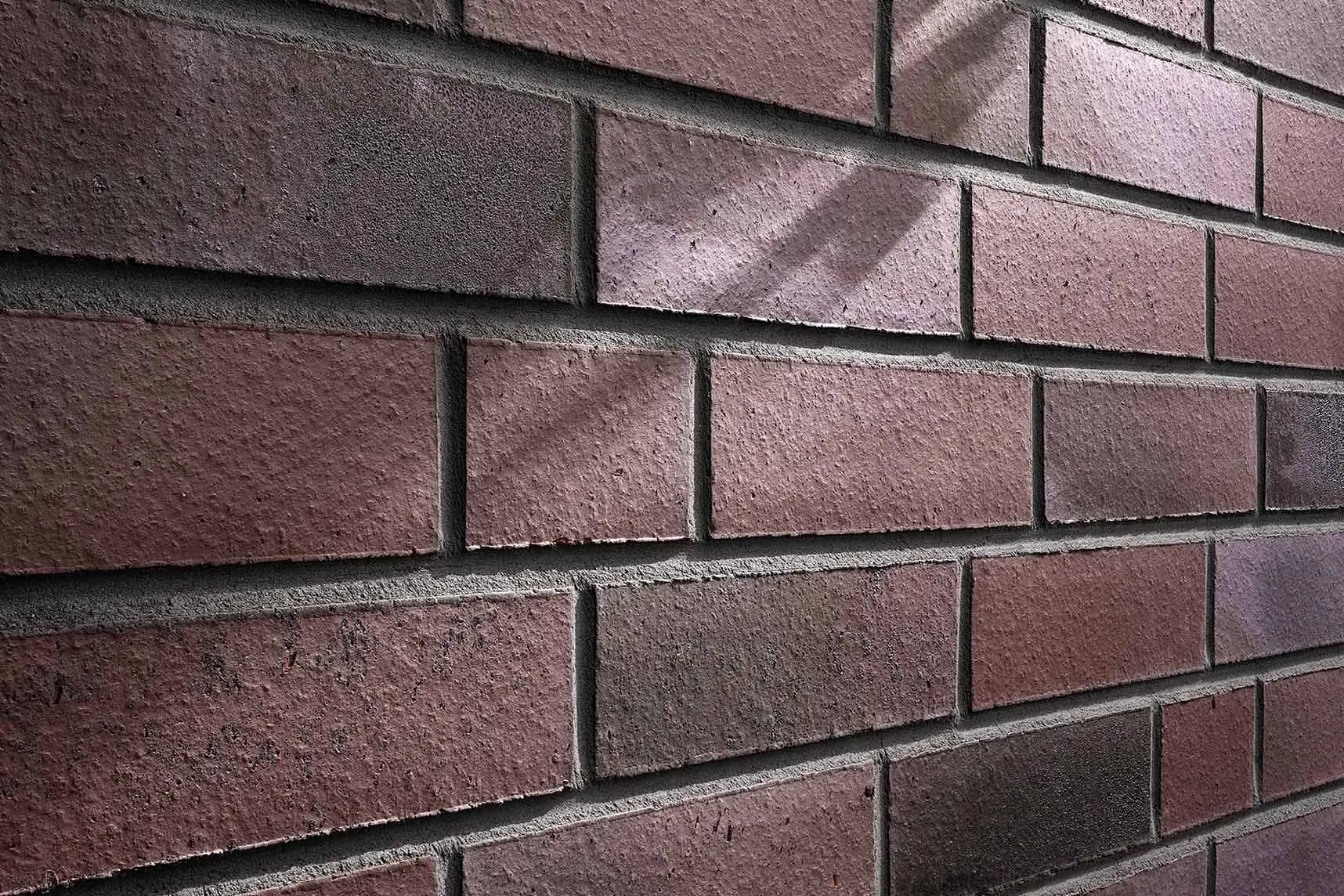 Nærbilde av vegg med teglsteinsfliser