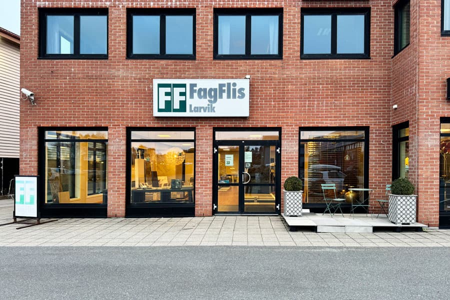 Fasaden til bygget som huser FagFlis Larvik