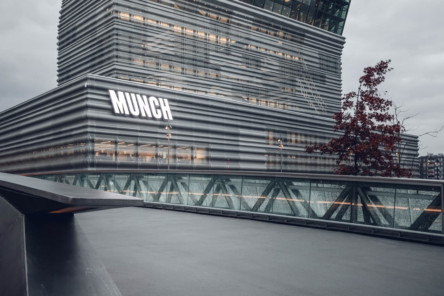 Bilde av Munch-bygget, sett fra Operaen med broen i forgrunnen