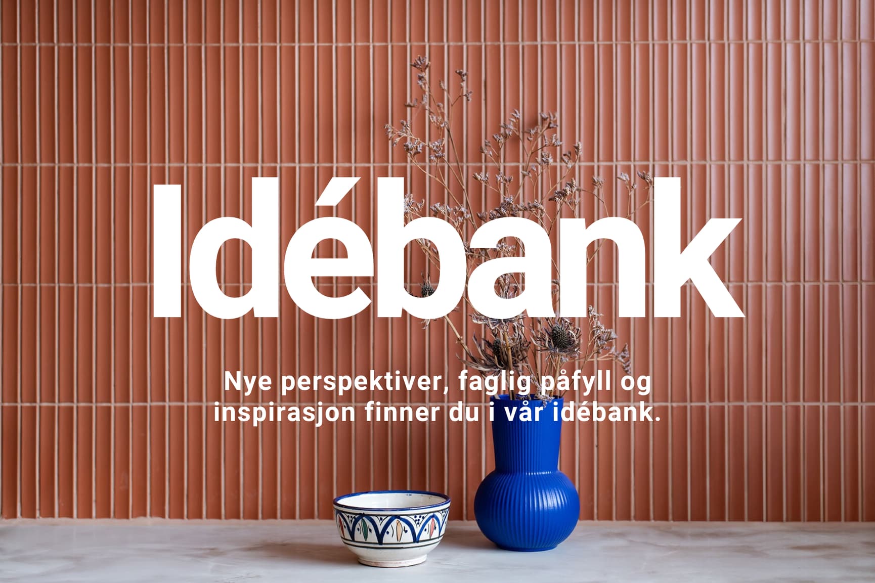 Vegg med røde småfliser som bakgrunn, med teksten idébank i stor skrift over.
