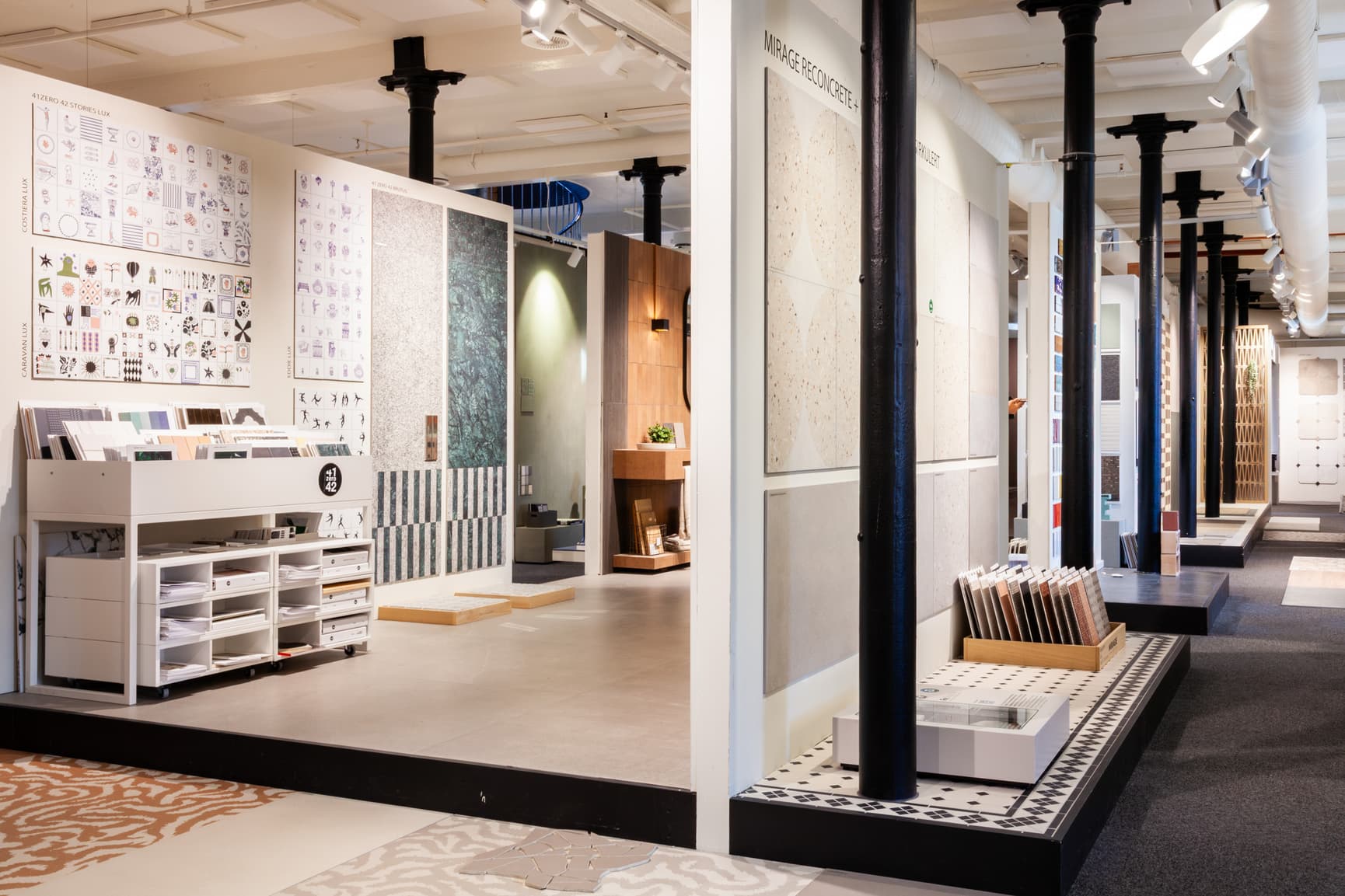 interiøret i FagFlis Arkitektshowroom med fliser i utstiling