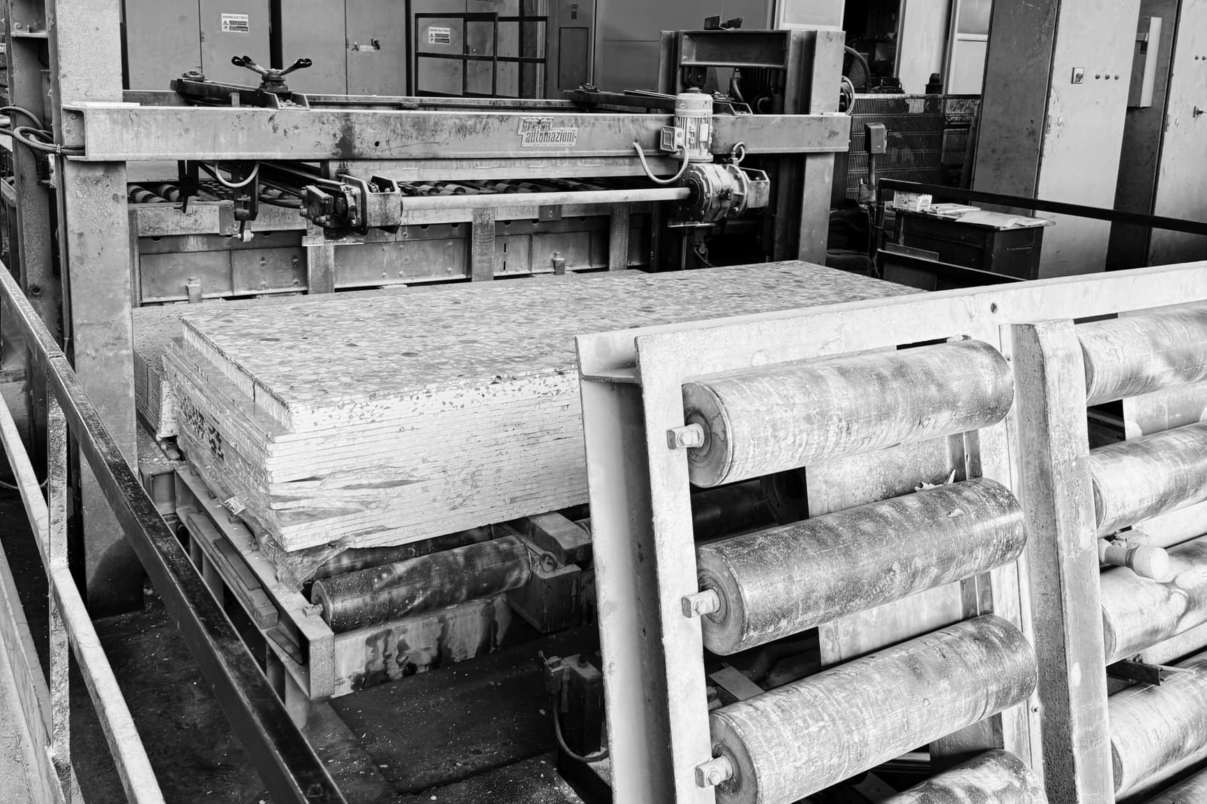 Svart-hvitt bilde fra produksjon av terrazzo hos Santa Margherita. Bildet viser kuttede slabs.